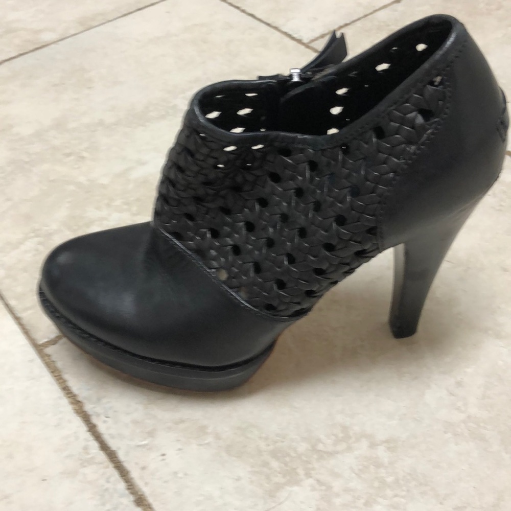 VGUC - Women's Black UGG Heels size 7